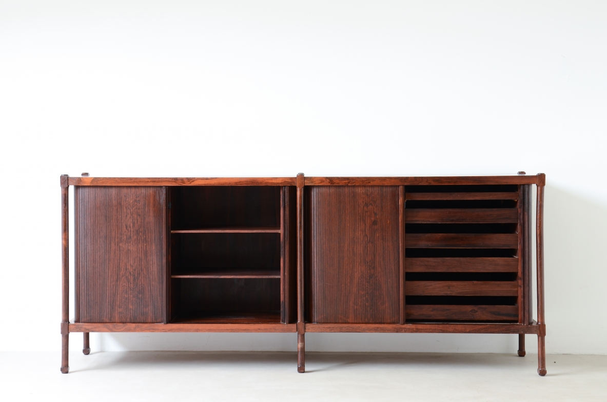 Fratelli Proserpio  Elegante mobile contenitore con 4 ante scorrevoli in legno cannettato.