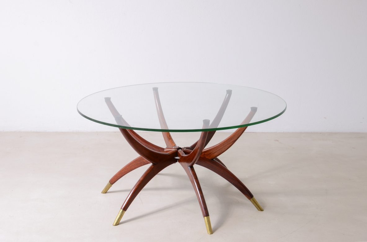 Elegante tavolo basso a 6 gambe in legno curvato con puntali in ottone e piano in cristallo molato  anni '50