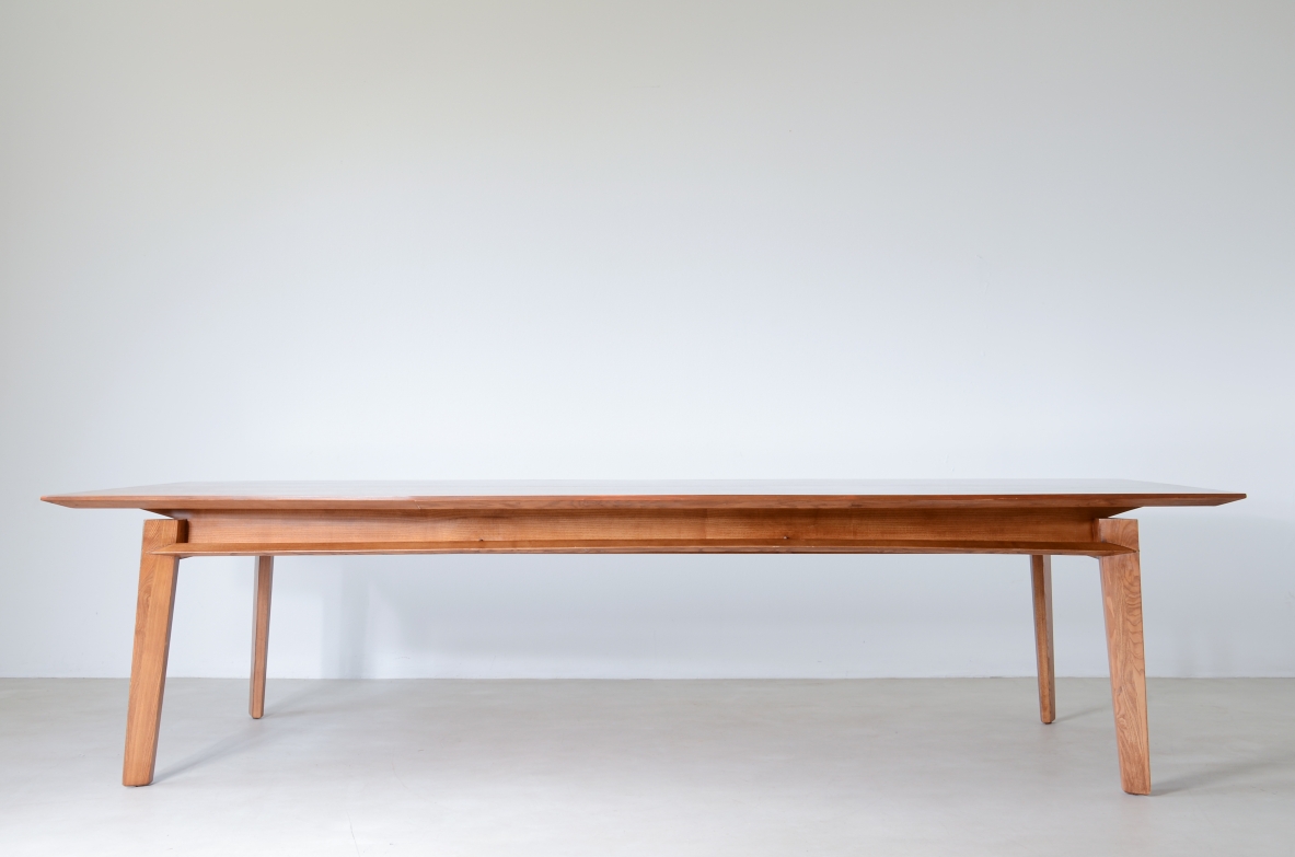 Grande tavolo in rovere con piano leggermente sagomato, eleganti profili e gambe rastremate.  Francia 1950ca.