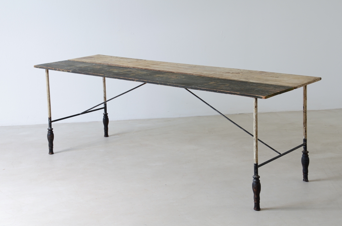 Tavolo con base in ferro con piedi torniti e piano in legno dipinto.  Manifattura, Francia 1920/30 ca.