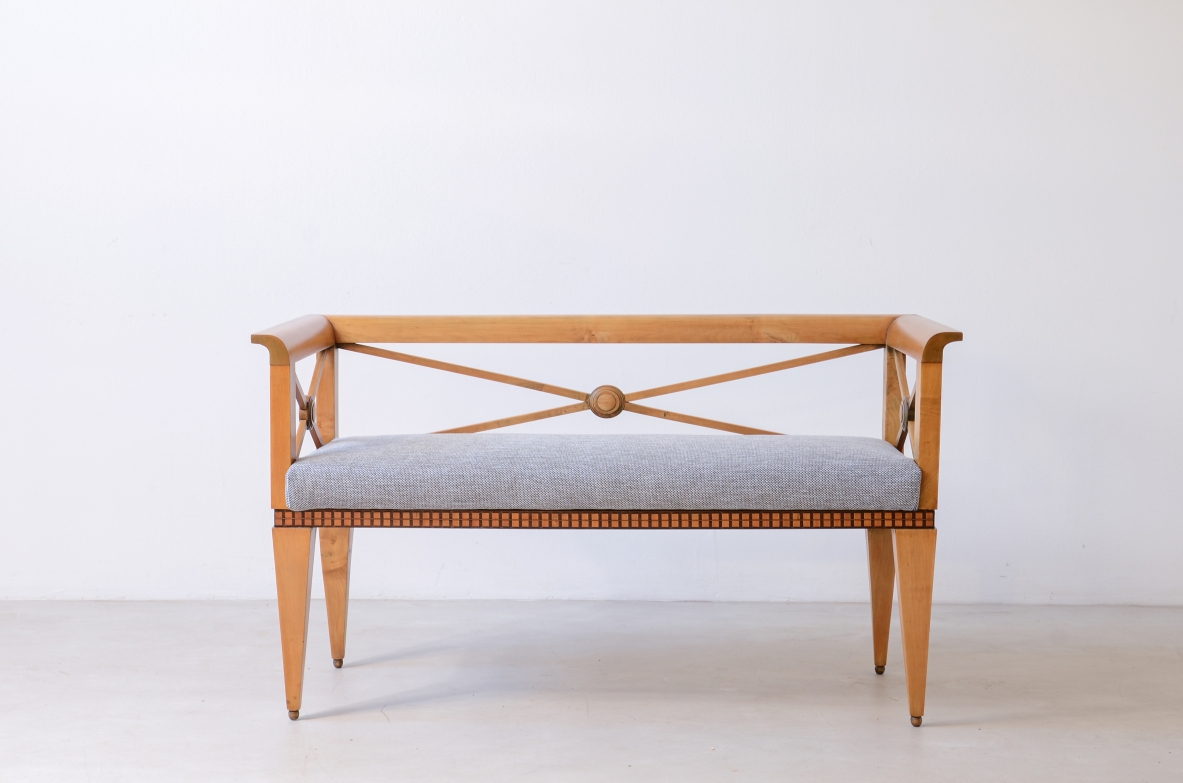 1930s entrance bench by Ulisse Stacchini, with a light wooden frame, X-shaped backrest with central joint, shaped armrests, tapered legs and light grey upholstered seat.