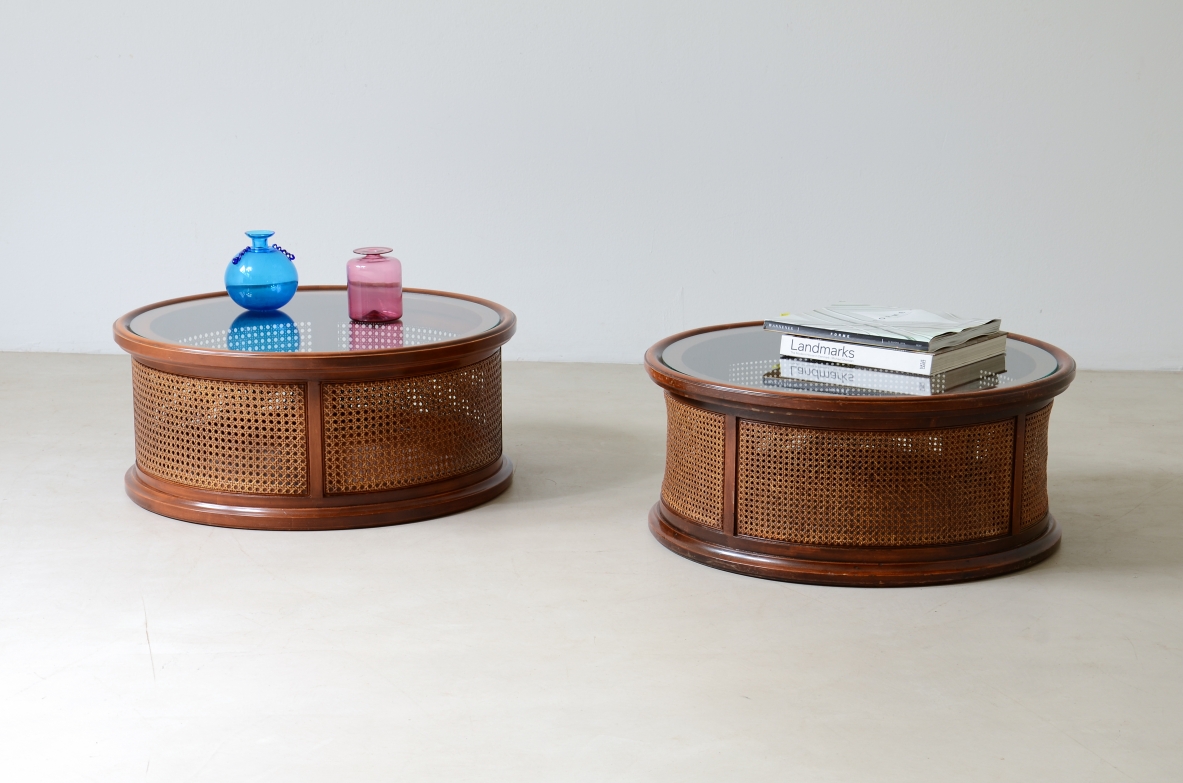 Coppia di tavolini a tamburo in legno e paglia di vienna con piano in vetro.  Manifattura italiana anni'70.
