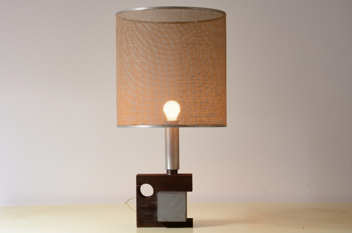 Lampada da tavolo con base in legno e pietra, finiture in metallo e paralume originale anni '70.