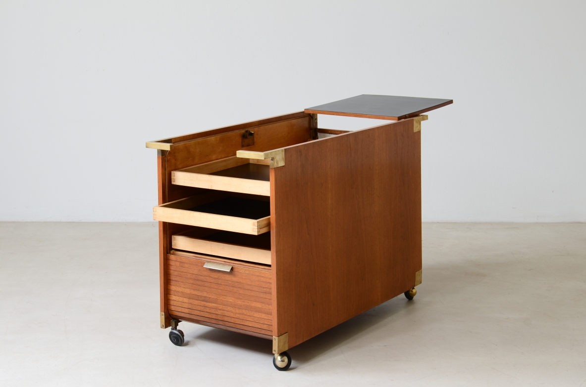 Mobile carello a giorno con serrande in legno apribili sui tre lati, cassetini e vano contenitore, raffinati dettagli in ottone.  Manifattura italiana anni '50