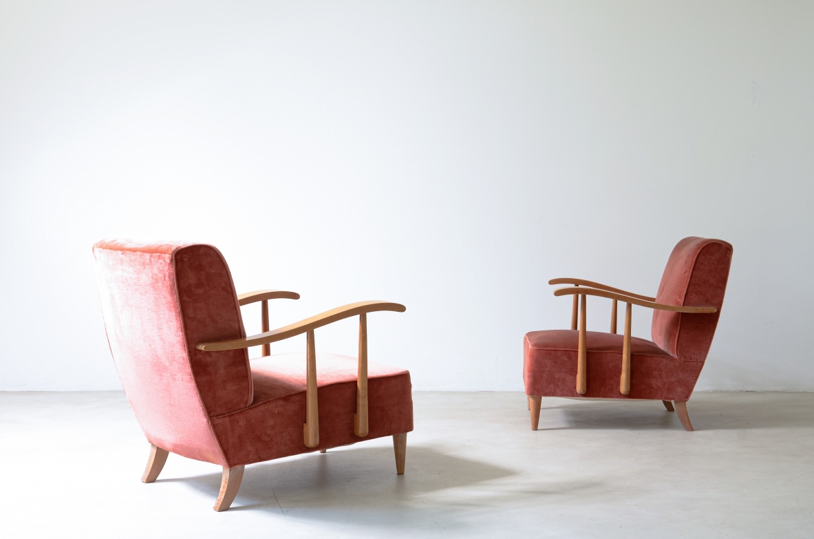 Pair of 1940s Italian armchairs with tall inclined backrests, dusty pink fabric upholstery, straight light wooden armrests and tapered legs.