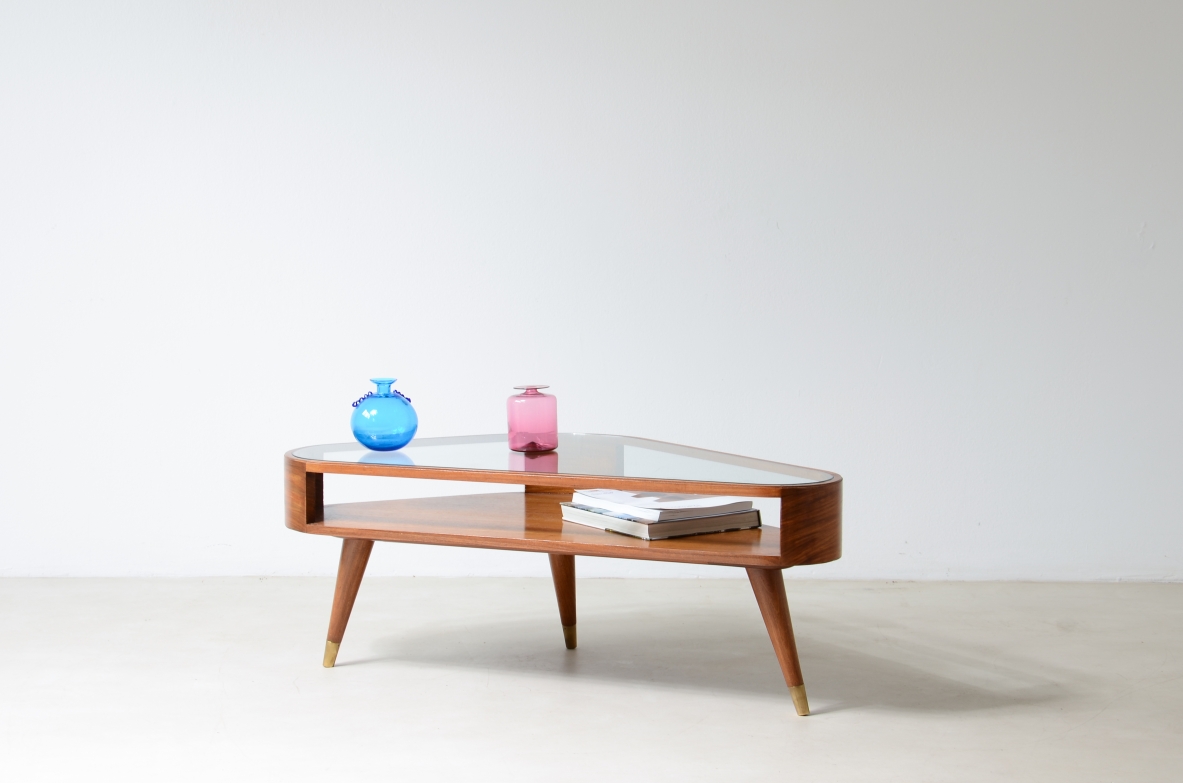 Giuseppe Scapinelli Tavolino triangolare con doppia base d'appoggio, piano in vetro