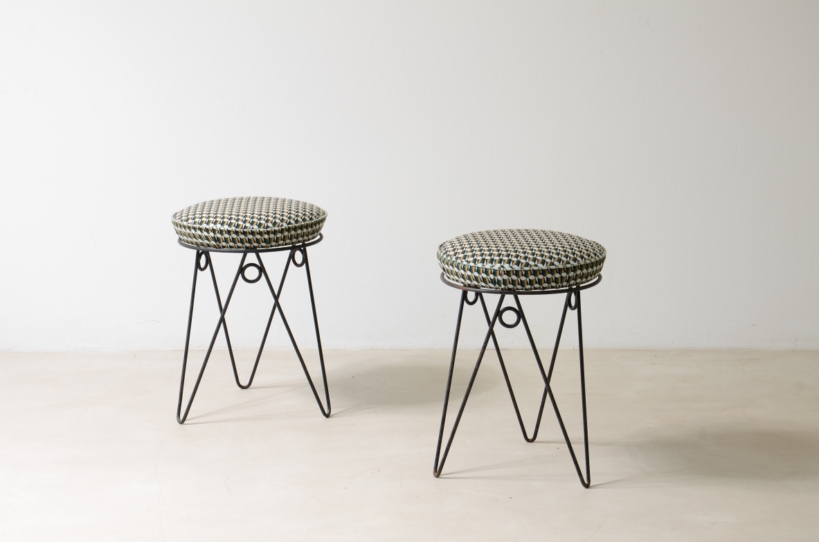 Coppia di sgabelli con base in ferro battuto e seduta in tessuto.  Francia, 1950ca.