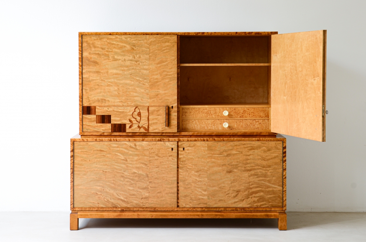Mobile contenitore nello stile di Axel Einar Hjort, in acero marezzato con intarsi Art Deco sul fronte. All'interno ripiani e cassetti con pomoli in galalite.  Svezia  1930 ca. Mobile contenitore nello stile di Axel Einar Hjort, in acero marezzato con intarsi Art Deco sul fronte. All'interno ripiani e cassetti con pomoli in galalite.  Svezia  1930 ca.