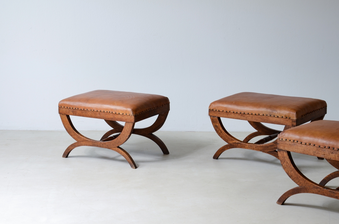 Tre eleganti sedute in legno con seduta in pelle imbottita.  Manifattura italiana 1930-1940ca