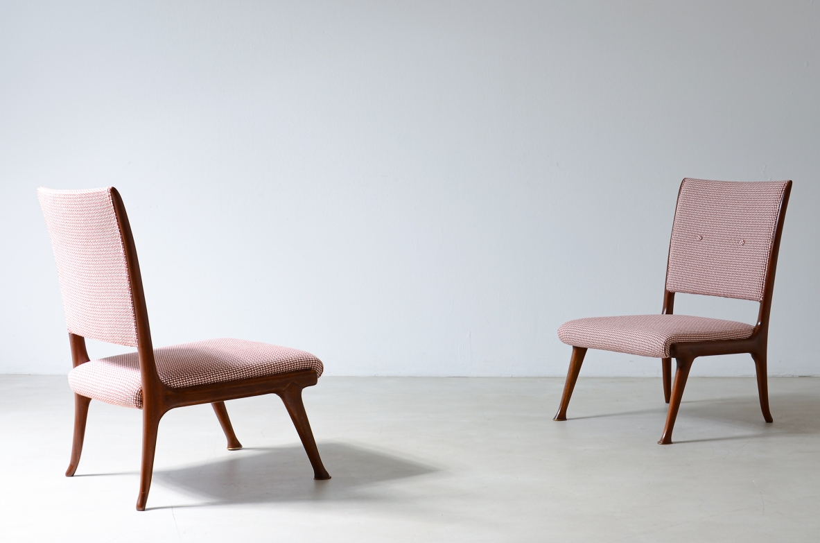 Pair of 1950s Italian cherrywood chairs with tall slightly angled backrests, pink upholstered seats and slender splayed wooden legs.