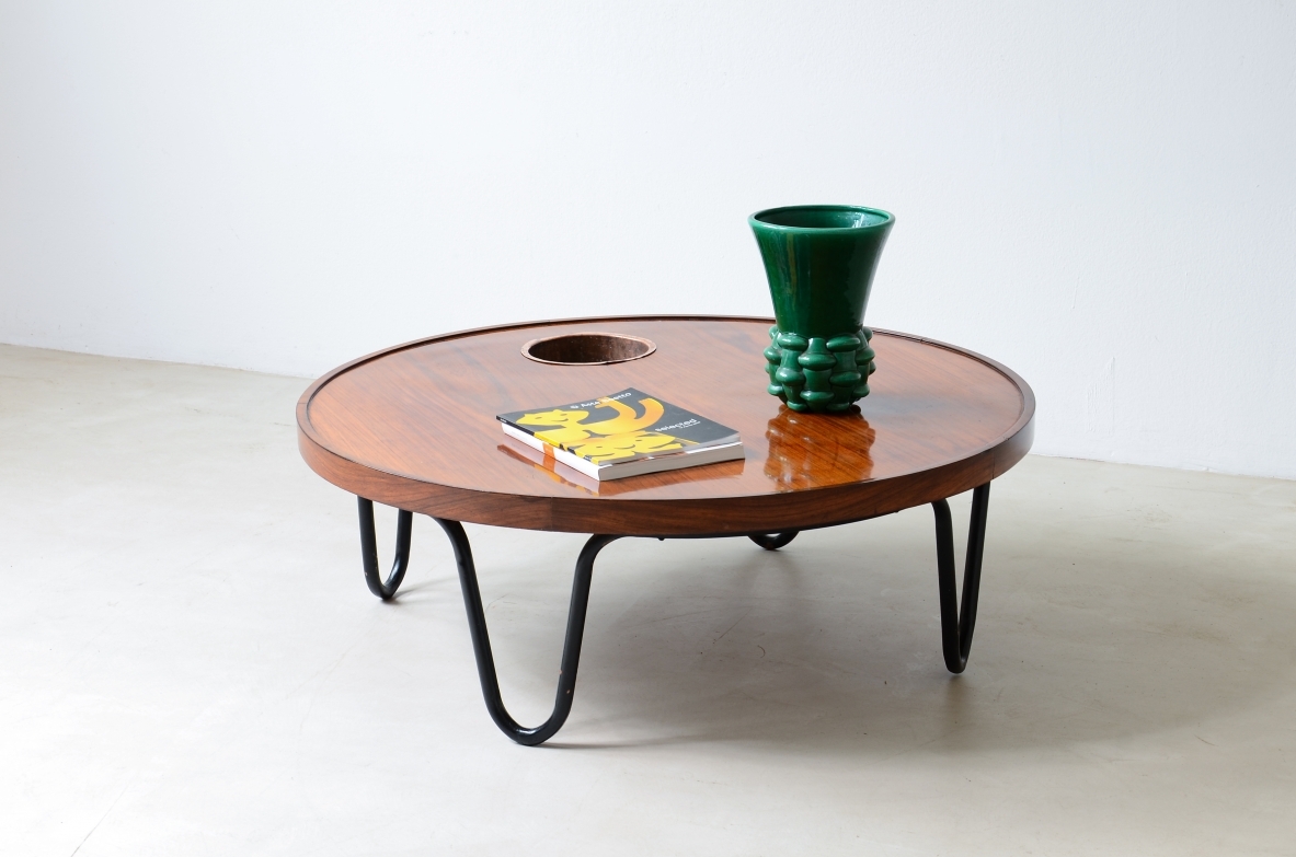 Grande tavolino con piano in legno e porta oggetti in rame, Manifattura italiana anni 50.