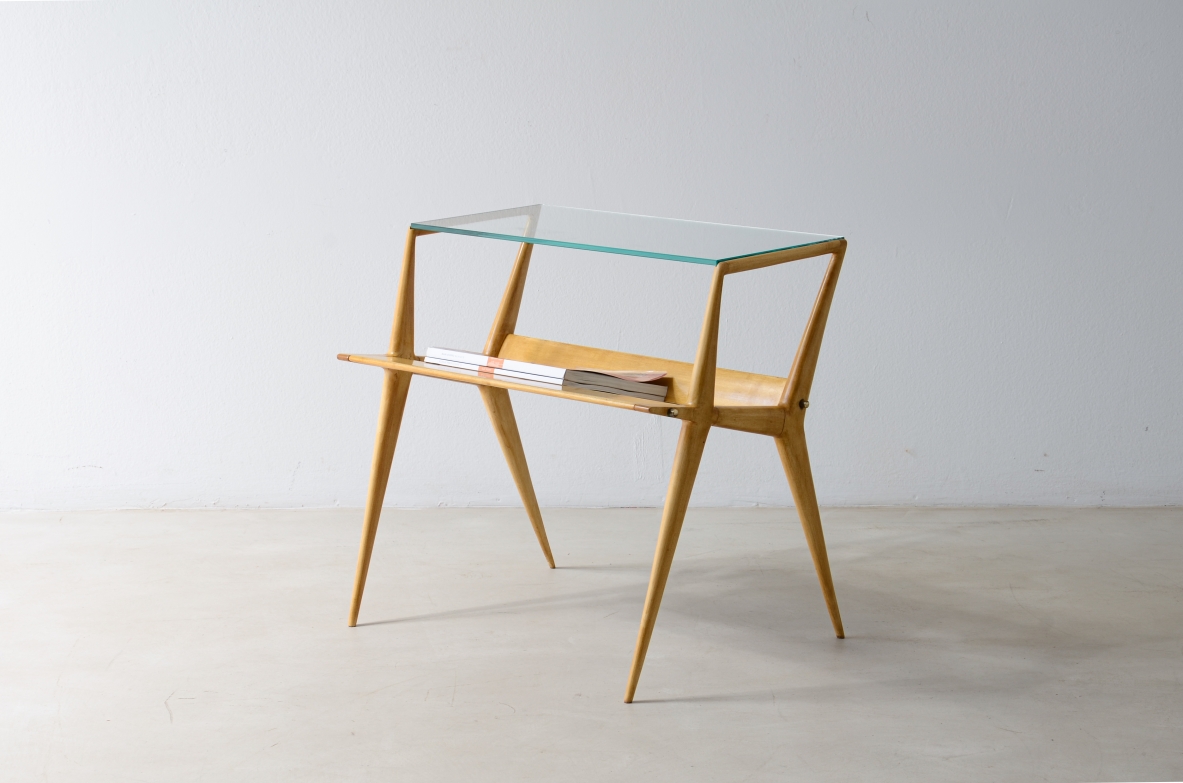 Attr. Gianni Vigorelli  Raffinato tavolino portariviste in acero tornito con piano in cristallo anni '50
