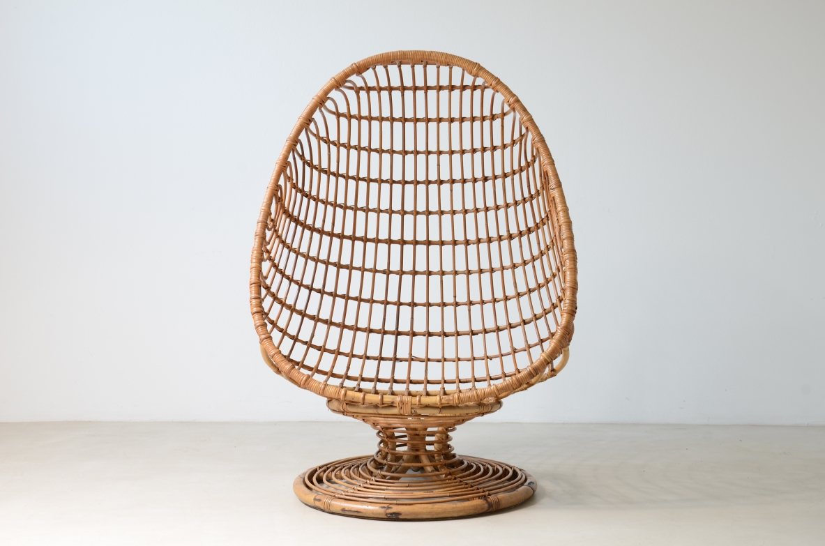 Vittorio Bonacina egg chair, manufactured by Bonacina circa 1955, in woven rush and rattan, with tall sculptural egg-shaped shell, central support and circular base.