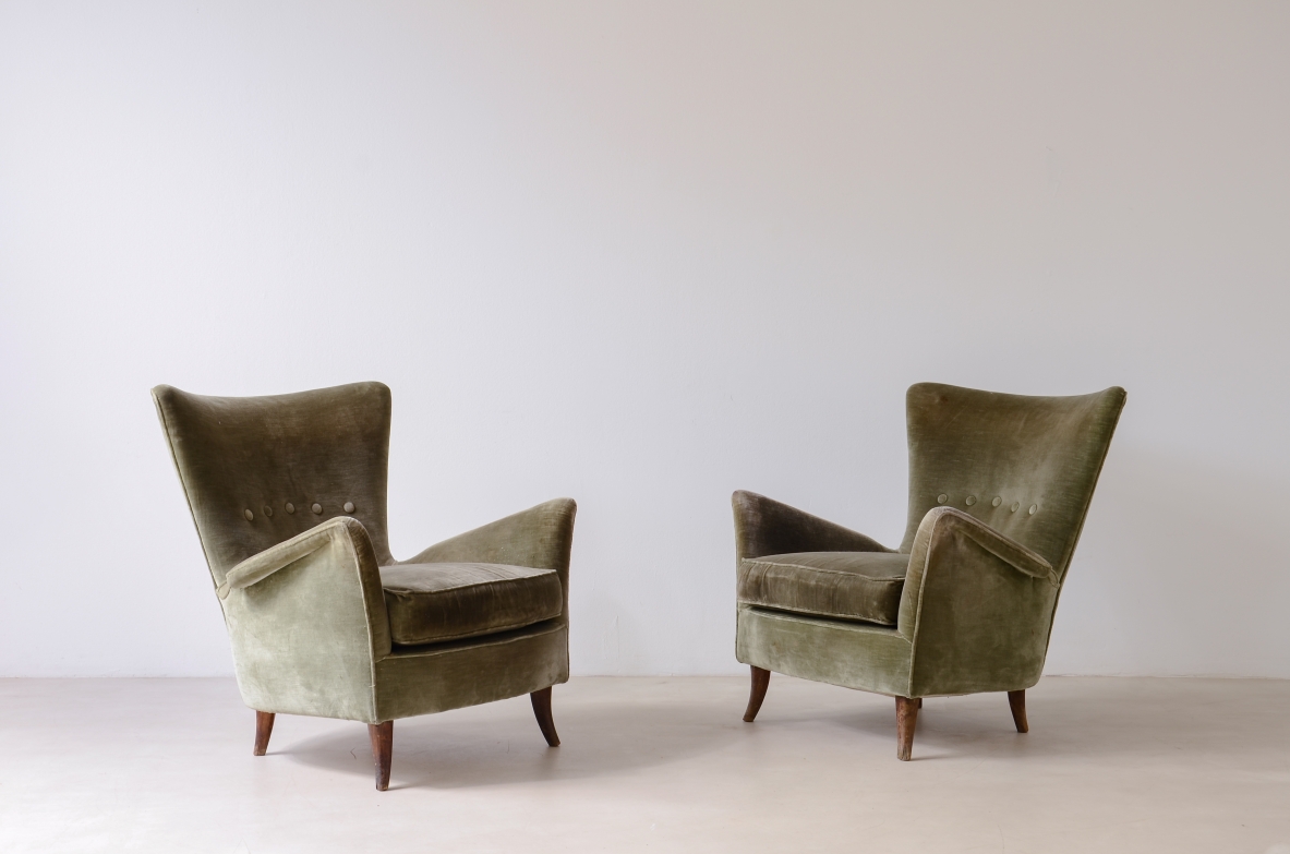 Coppia di poltrone nello stile di Gio Ponti rivestite in velluto.  Manifattura italiana 1950ca.