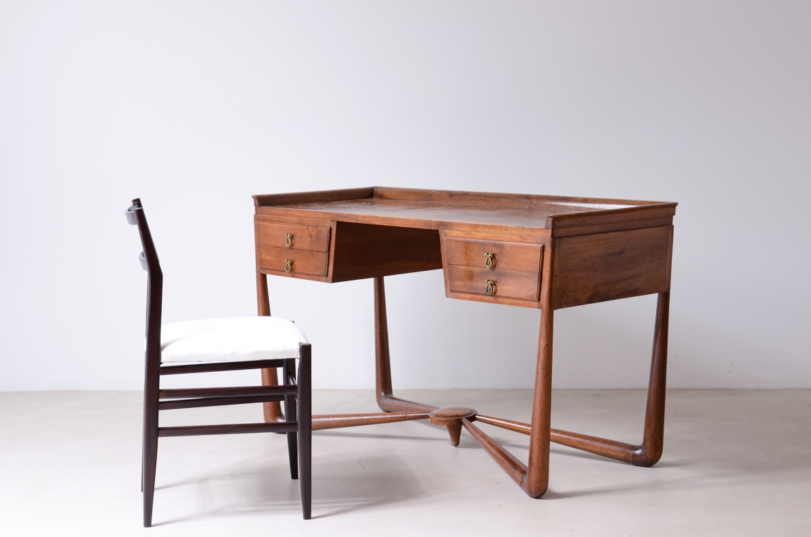 Guglielmo Ulrich   Elegante scrittoio in noce con crociera a terra e 4 cassetti sagomati Manifattura 1940ca. Guglielmo Ulrich   Elegante scrittoio in noce con crociera a terra e 4 cassetti sagomati Manifattura 1940ca.