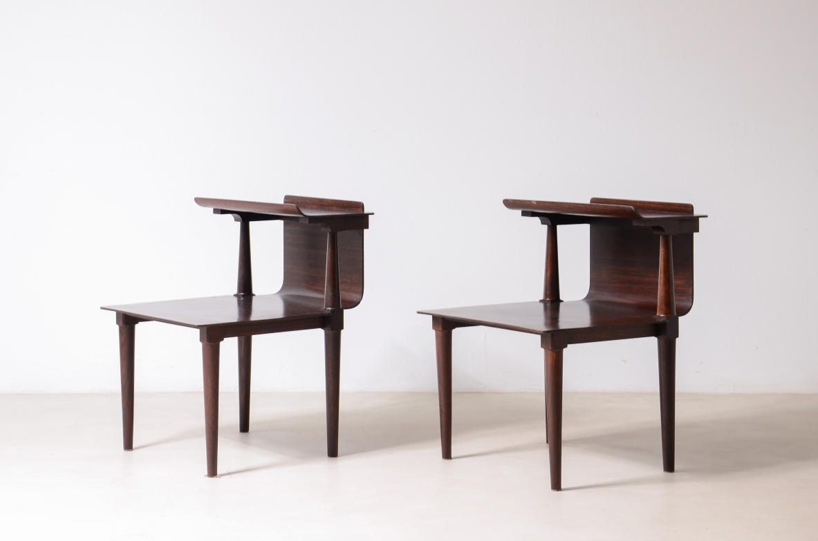 Pier Giacomo e Achille Castiglioni  Elegante coppia di comodini  in legno curvato, Gavina 1946