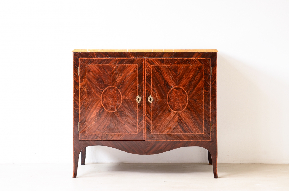 Splendido mobile neoclassico a due ante in legno lastronato e intarsiato con motivi geometrici.Ebanisteria napoletana, 1770ca. Splendido mobile neoclassico a due ante in legno lastronato e intarsiato con motivi geometrici.Ebanisteria napoletana, 1770ca.