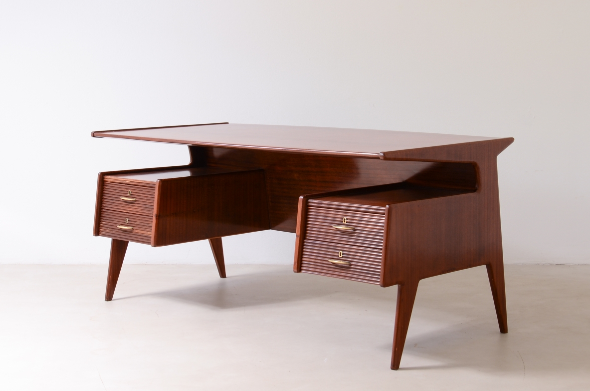 Guglielmo Ulrich Splendid executive desk with four drawers in wavy wood, Arredamenti Casa, Milan, 1945