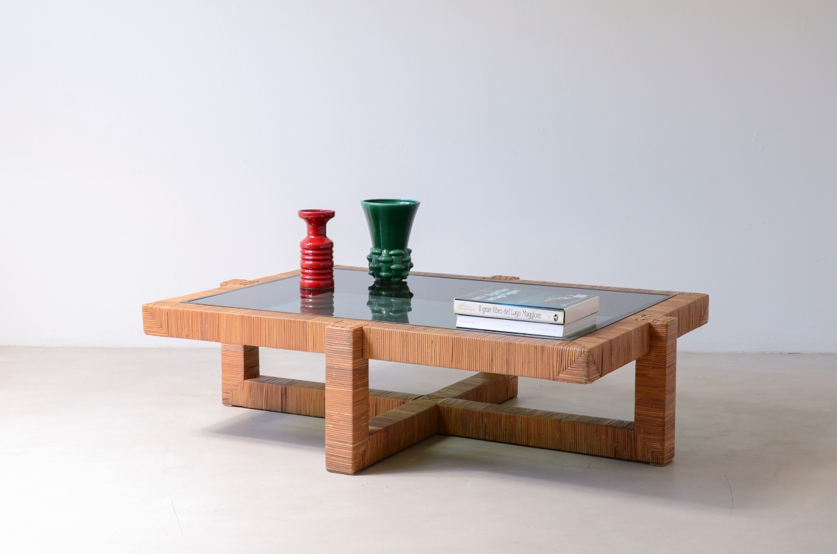 Grande tavolo basso con crociera rivestito in raffia con piano in vetro. Manifattura Vivai del Sud, 1970ca.