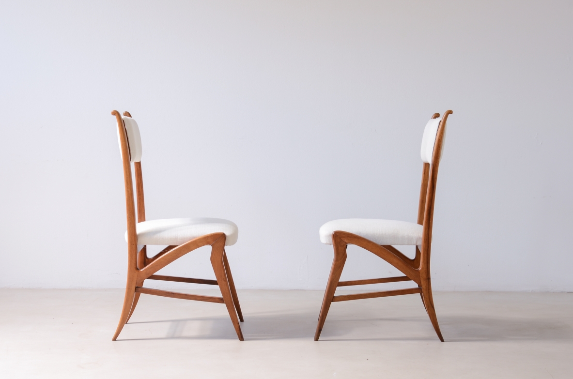 Coppia di straordinarie sedie in rovere con seduta e schienale in tessuto imbottito.  Attr.Guglielmo Pecorini, 1940ca.