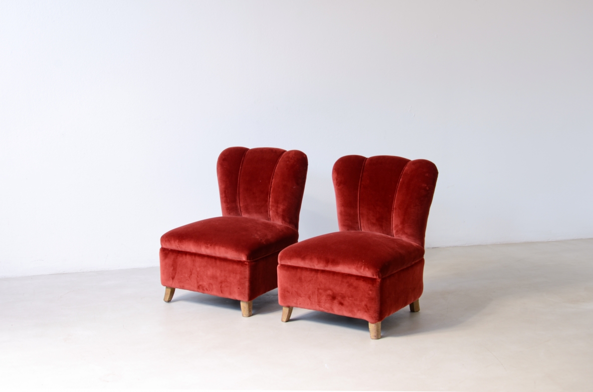 Coppia di piccole poltroncine rivestite in velluto imbottito.  Attr. Guglielmo Ulrich, 1940ca