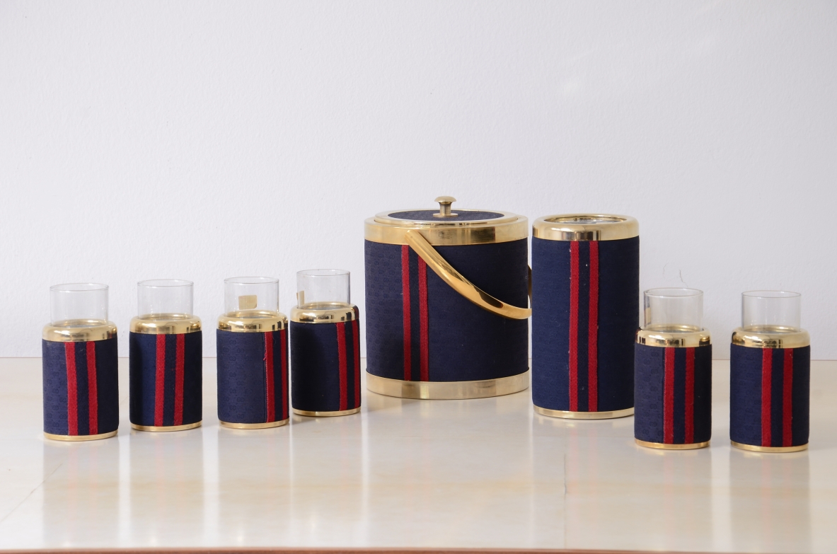 Set da bar completo, composto da secchiello porta ghiaccio, glacette e 6 bicchieri in vetro rivestiti in tessuto Gucci, maison Gucci, 1970ca.