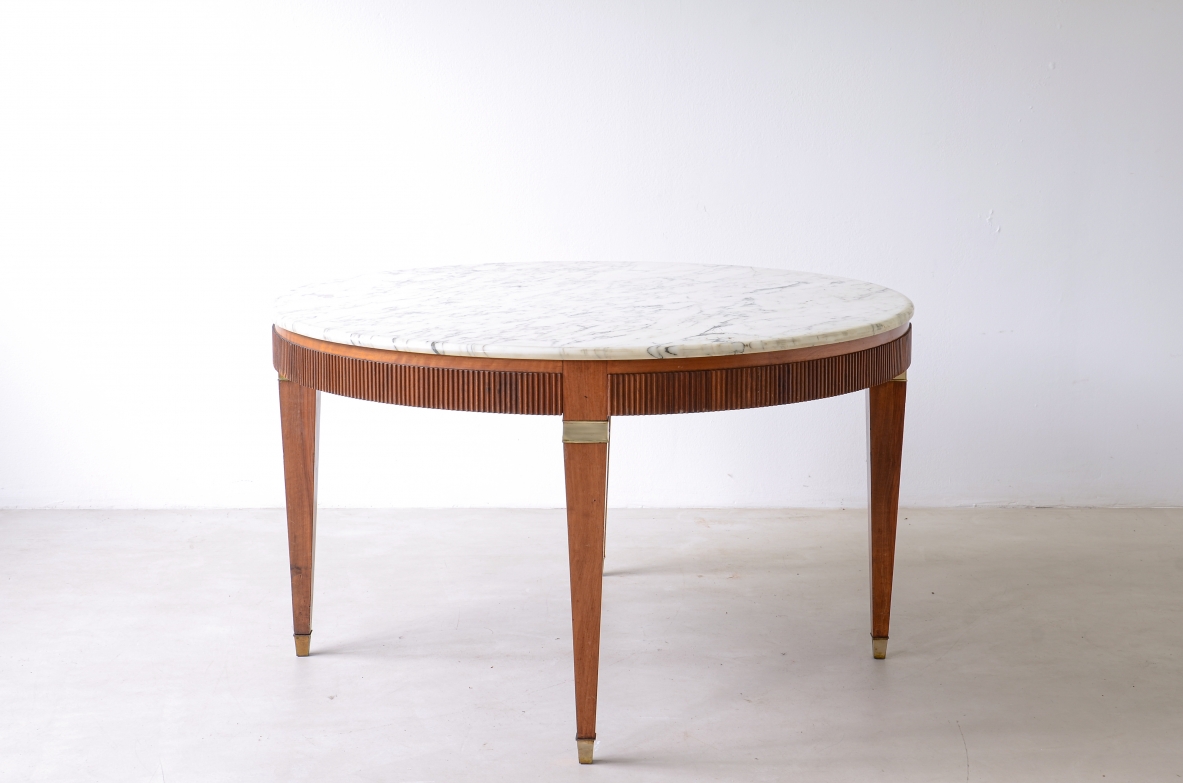 Paolo Buffa table manufactured by Dassi Turin circa 1950, featuring a Bardiglio marble top, fluted wood apron and four tapered legs with brass details, front view.