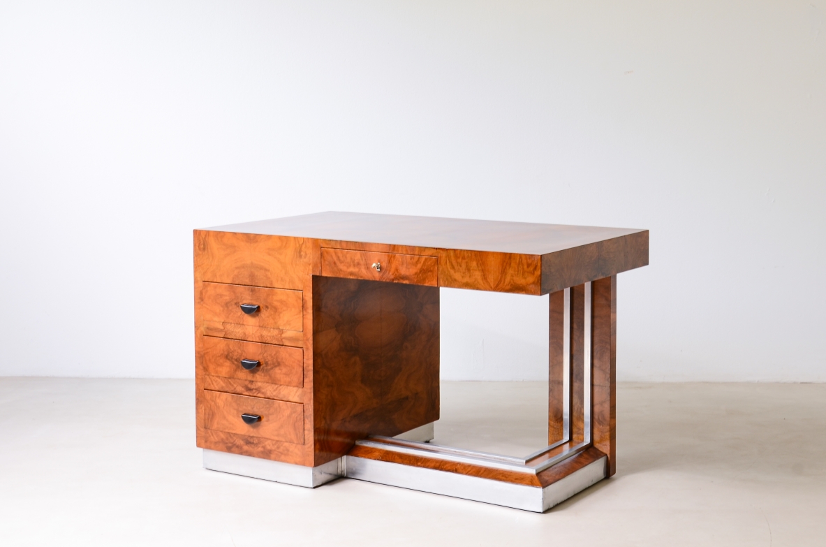 Scrivania da centro in radica di noce e profili in metallo lucidato, tre cassetti