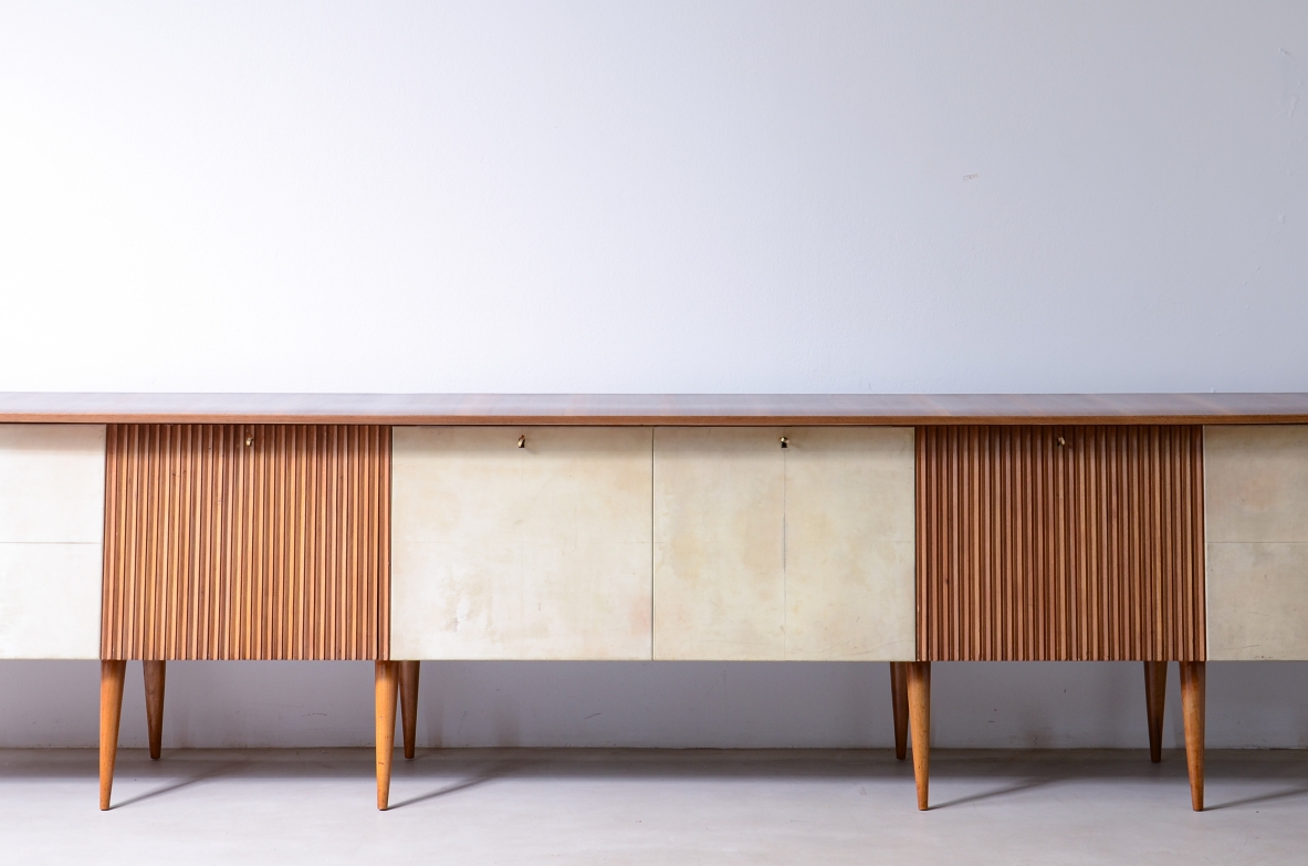Large Luigi Olivieri six-door cabinet in fluted wood and parchment, with shaped sides and twelve turned wooden legs, circa 1950.