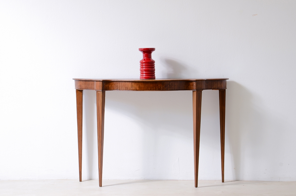 Piccola console in noce con piano sagomato e sottili gambe rastremate.1850
