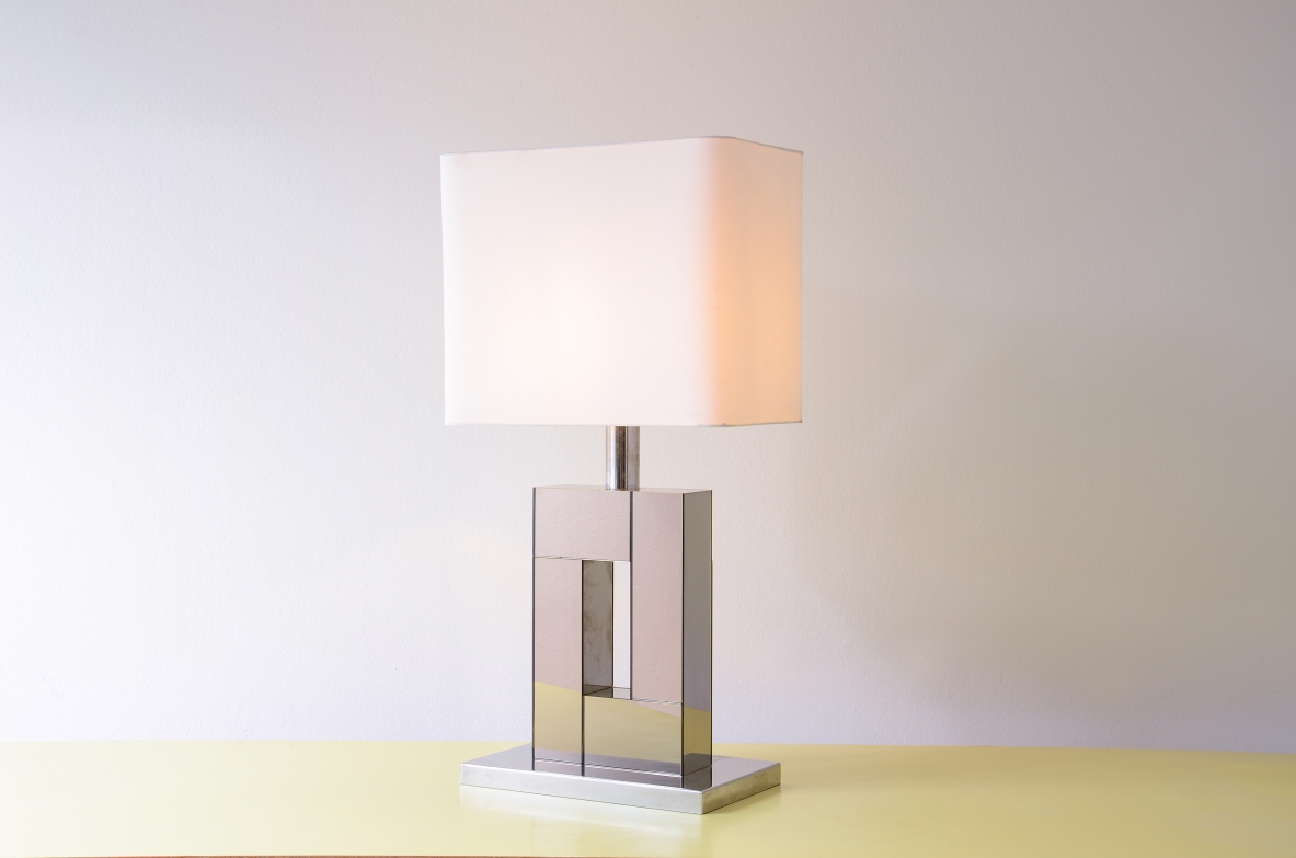 Grande lampada da tavolo con base in acciaio e legno specchiato 1970ca