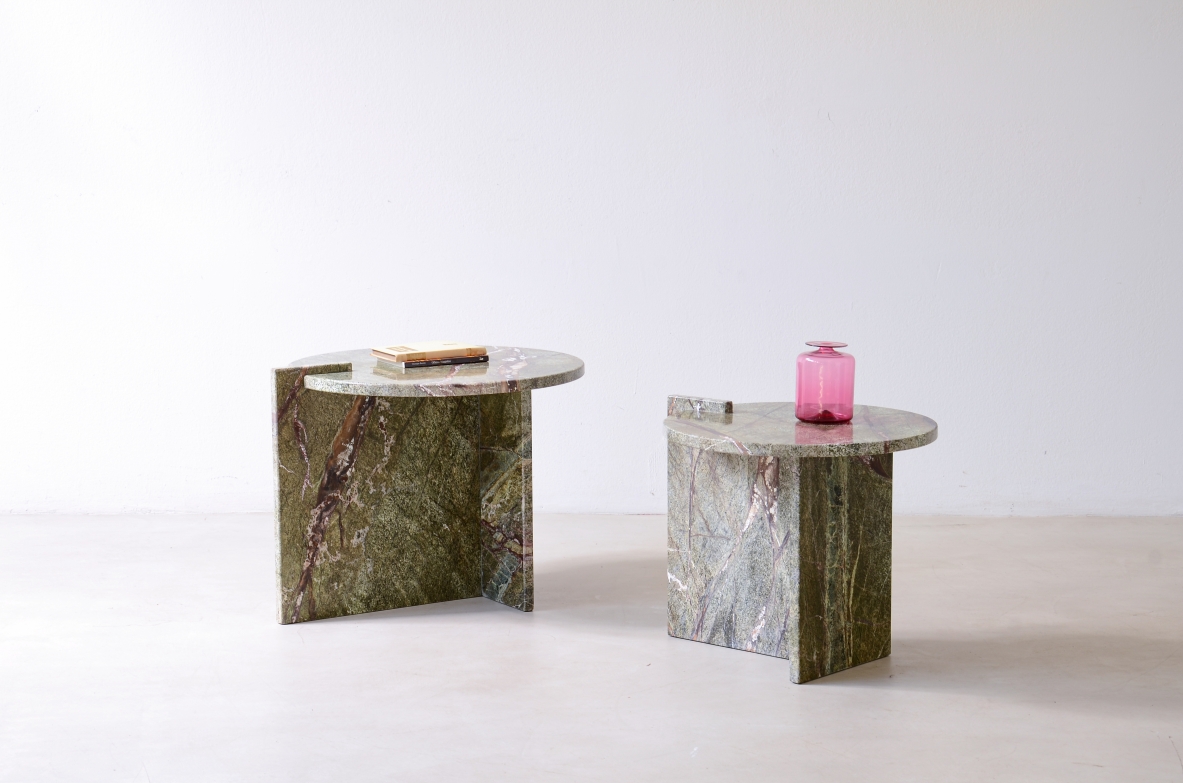 Due eleganti tavolini in marmo sagomato.  Manifattura italiana, realizzati su misura.