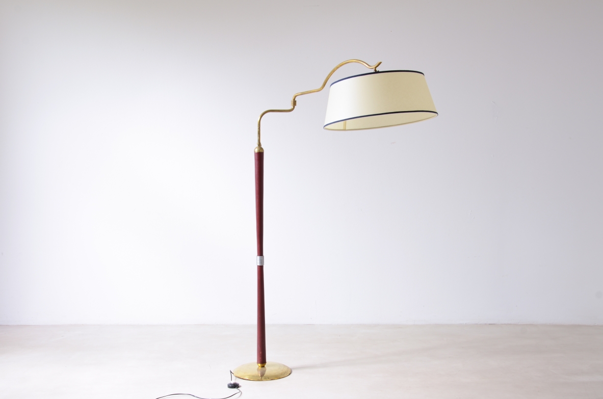 Arredoluce  Lampada da terra con stelo rivestito in pelle rosso scuro e ottone 1935