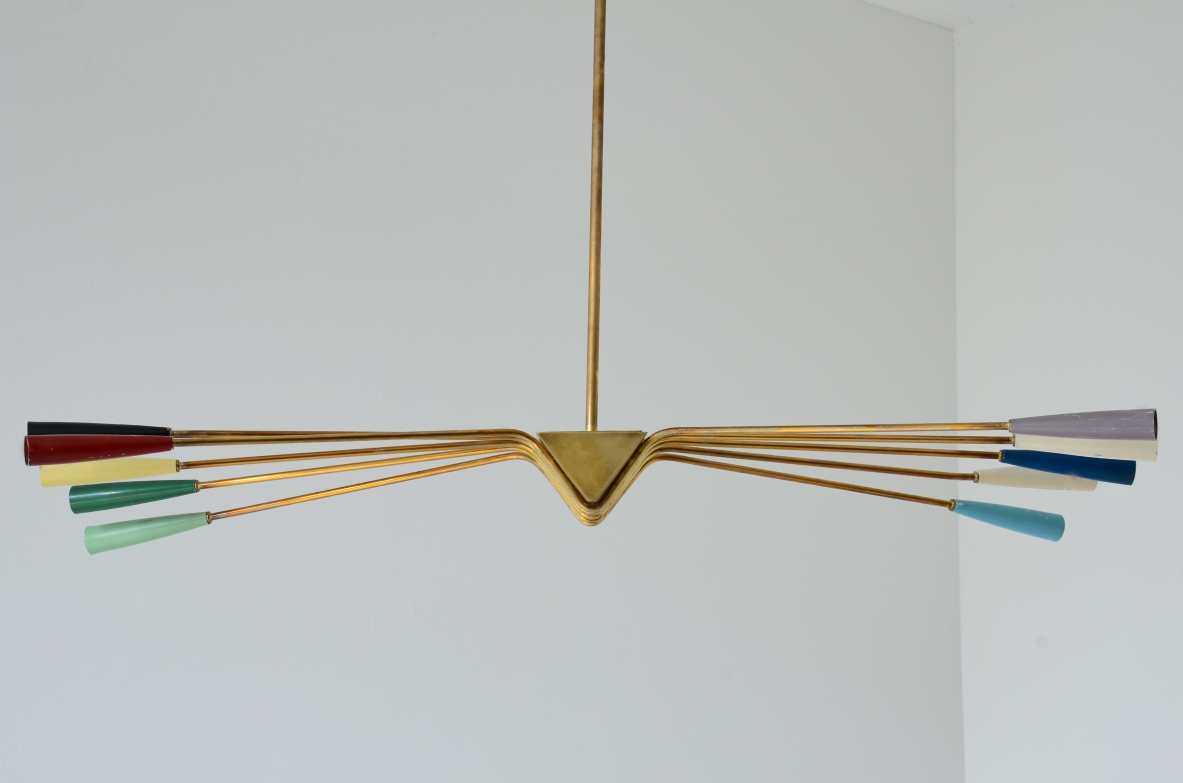 : Large 10-light chandelier by Oscar Torlasco for Lumi, circa 1950, featuring a central conical brass structure, long radial arms and tapered lacquered metal shades in different colours.