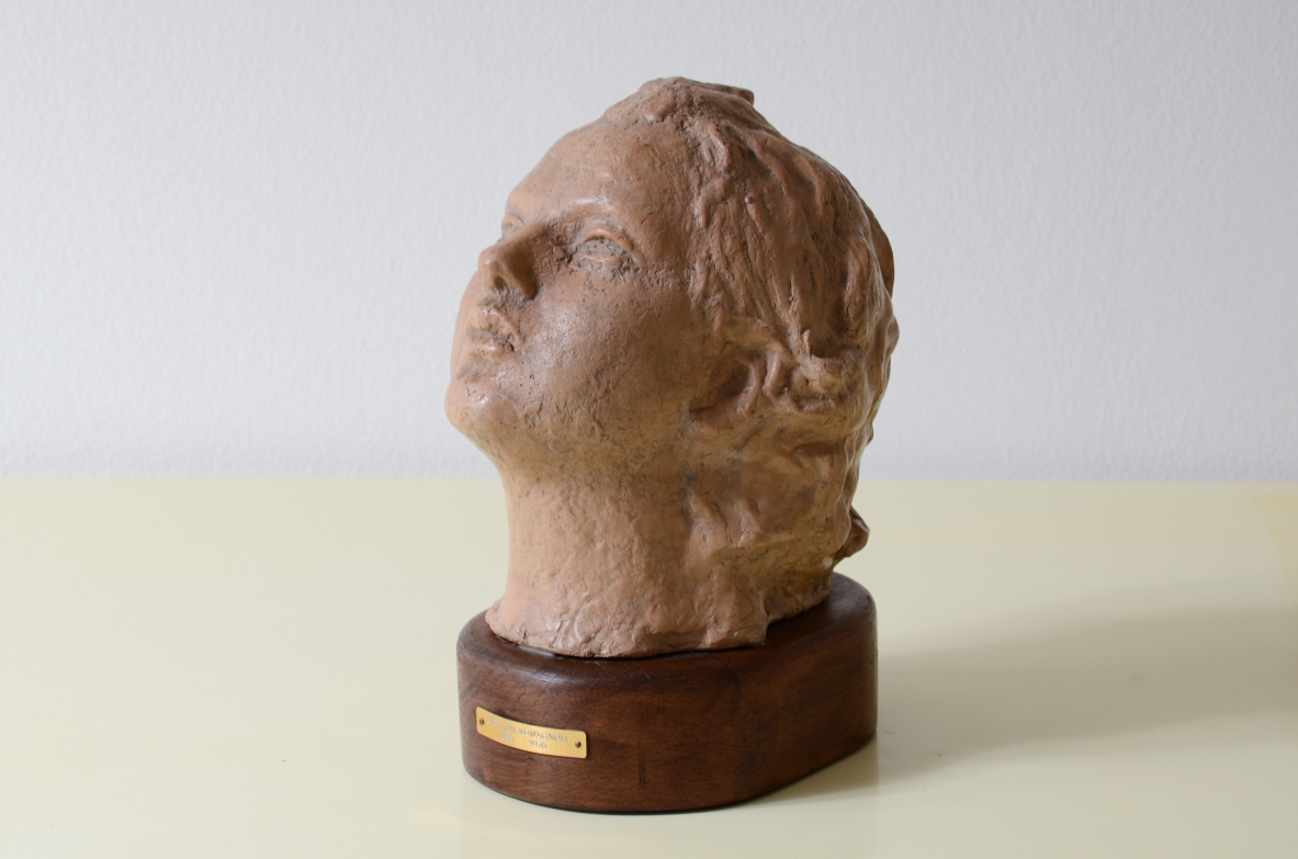 Giovanni Romagnoli, Testa di Zoraide, scultura in terracotta, ritratto femminile con volto rivolto verso l'alto, capelli ondulati e base circolare scura, vista di tre quarti.