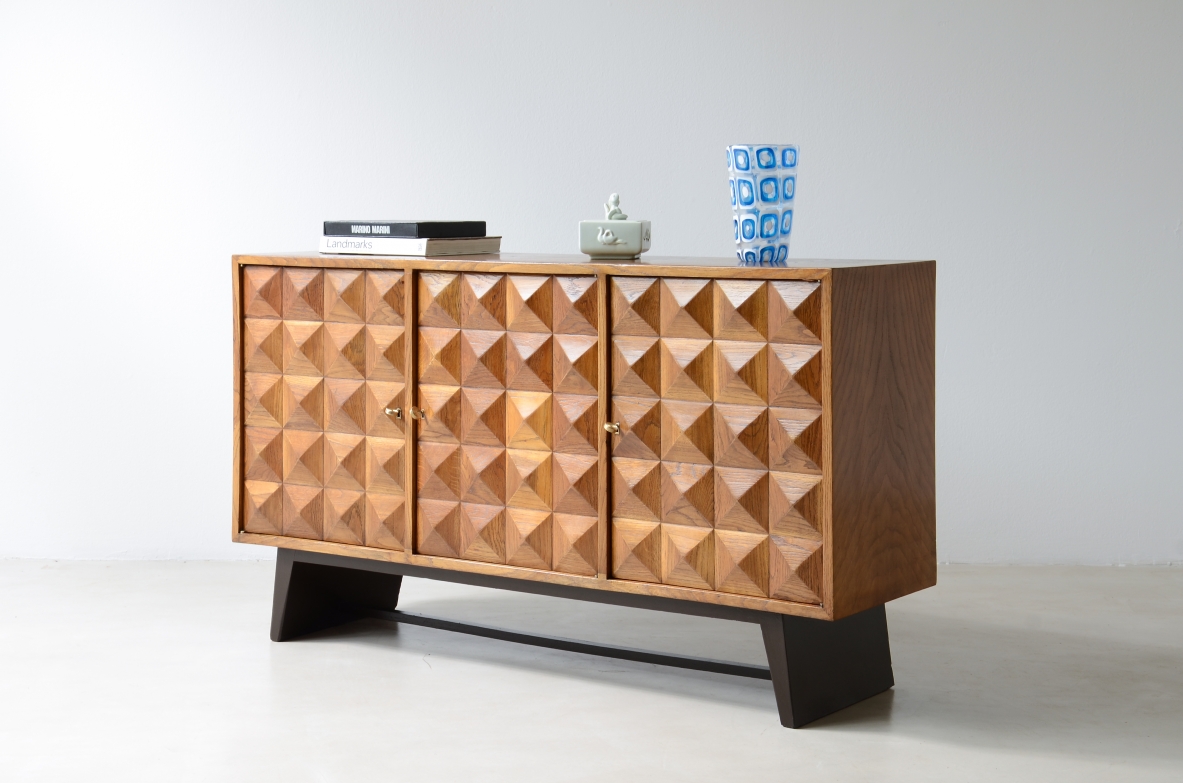 Rare Paolo Buffa oak cabinet from the 1940s, featuring three doors with a three-dimensional diamond-patterned geometric relief, rectangular structure and dark base.